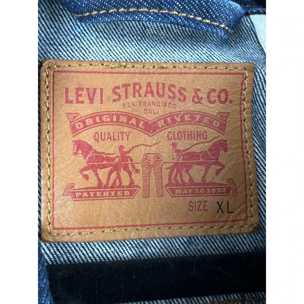 Levis ships from